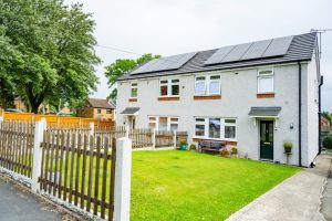 "Sustainable Building Services vince contratti da £15 milioni per miglioramento case nel Derbyshire: focus sull'efficienza energetica e la sostenibilità"