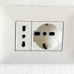 “Quante prese elettriche posso installare in una stanza? Le regole da seguire secondo la Norma CEI 64-8”