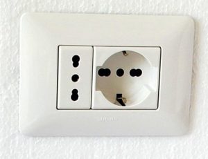 "Quante prese elettriche posso installare in una stanza? Le regole da seguire secondo la Norma CEI 64-8"