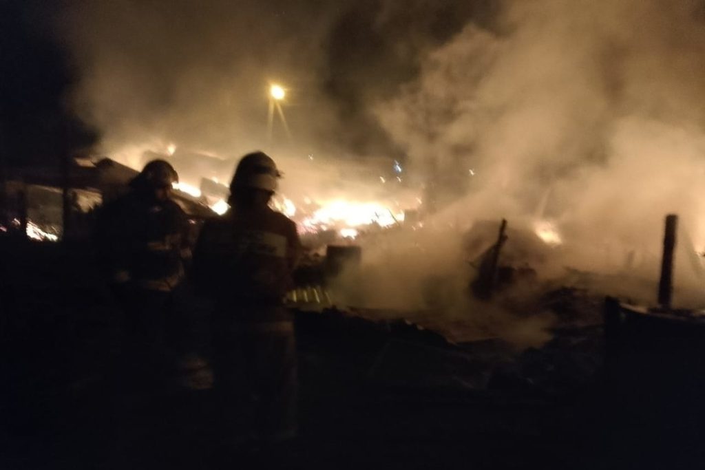 &quot;Incendio notturno a Kozelsk: danni materiali e intervento dei vigili del fuoco&quot;