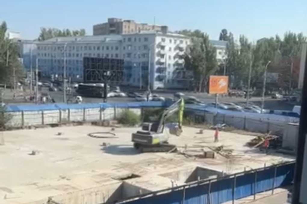 &quot;La nuova fontana di piazza Lenin: un&#039;opera d&#039;arte idraulica per arricchire Rostov-on-Don&quot;