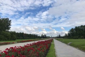 "Commemorazione alla memoria: Beglov depone fiori al Piskarevskoye Memorial Cemetery per l'84° anniversario dell'inizio dell'assedio di Leningrado"