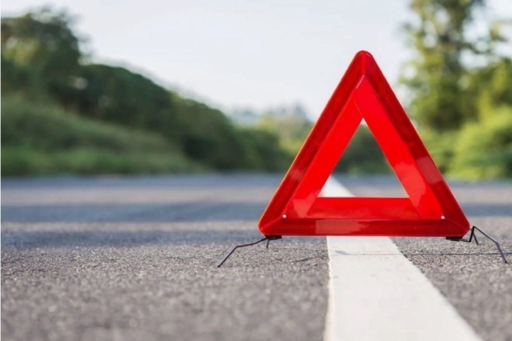 Tragedia sulla strada: tre morti e due feriti gravi in incidente frontale tra auto e camion