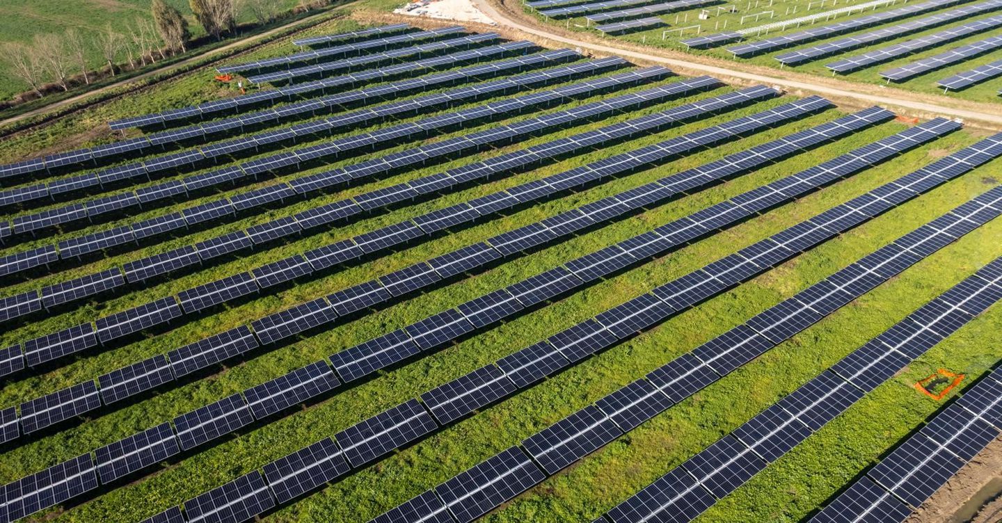 "Enel costruisce impianto solare accanto alla villa romana di Cancello ed Arnone: sostenibilità e armonia con il territorio"