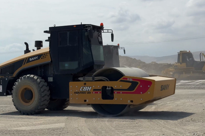 "Nuova pista di decollo e atterraggio all'aeroporto di Machachkala: miglioramenti per l'efficienza e la sicurezza delle operazioni aeree"