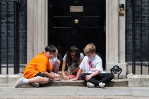 "Regole scolastiche rigide: studenti in protesta per la chiusura dei bagni e la riduzione del tempo di pausa pranzo"