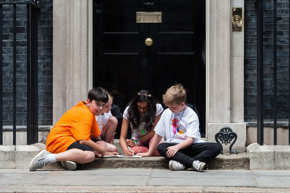 "Regole scolastiche rigide: studenti in protesta per la chiusura dei bagni e la riduzione del tempo di pausa pranzo"