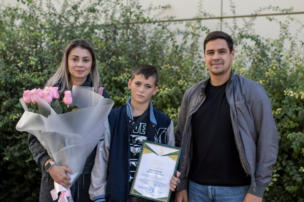 В Симферополе наградили школьника, который спас дом от пожара