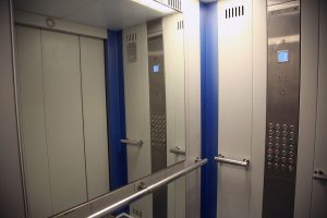 Tragico incidente a Mosca: studente universitario schiacciato in ascensore, la comunità chiede giustizia