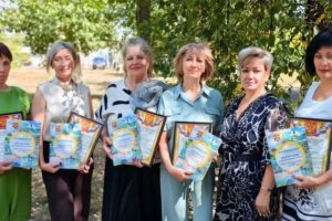 "Storia locale e identità: studenti di Shakhtarsk ricevono nuovi quaderni da Sakhalin"