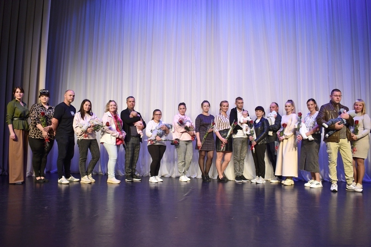 "Figlie e figli": l'omaggio annuale alle nuove famiglie nella regione di Nerekhtsky, Russia