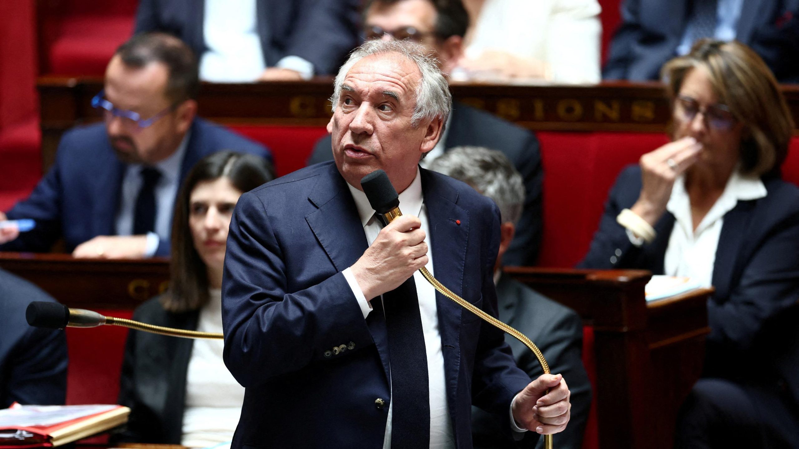 "La caduta del governo francese: impatto sull'economia e sulle prospettive future"