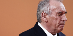 François Bayrou mette in discussione la fiducia al governo: rischio di caduta e nuove elezioni in Francia