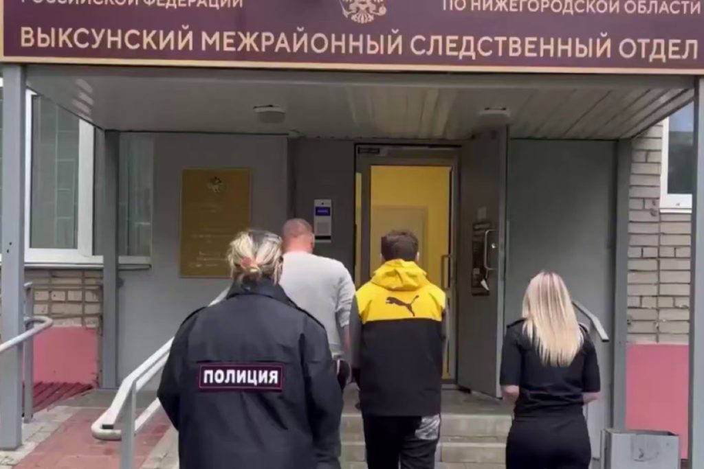 &quot;Tragedia in Russia: giovane arrestato per aver ucciso la madre con un martello&quot;