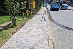 "Rimozione e riparazione dei marciapiedi nel distretto di Adler a Sochi: miglioramento dell'infrastruttura urbana in vista di eventi importanti"