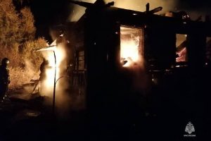 "Incendio a Spirovo: magazzino in fiamme, nessun ferito ma danni ingenti"