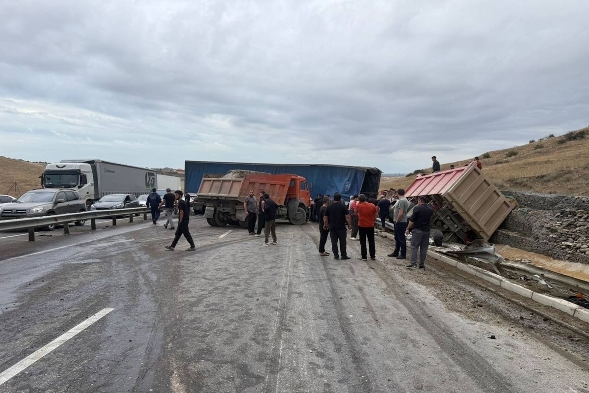 Incidente sulla strada M29 "Caucaso": giro di vite sui camion ribaltati che bloccano il traffico
