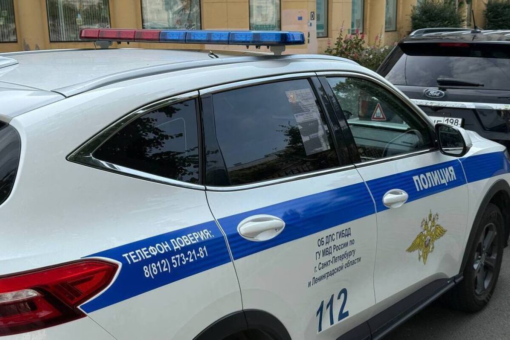 Aggressione a San Pietroburgo: giovane donna gravemente ferita da uomo ubriaco, autorità indagano e comunità indignata