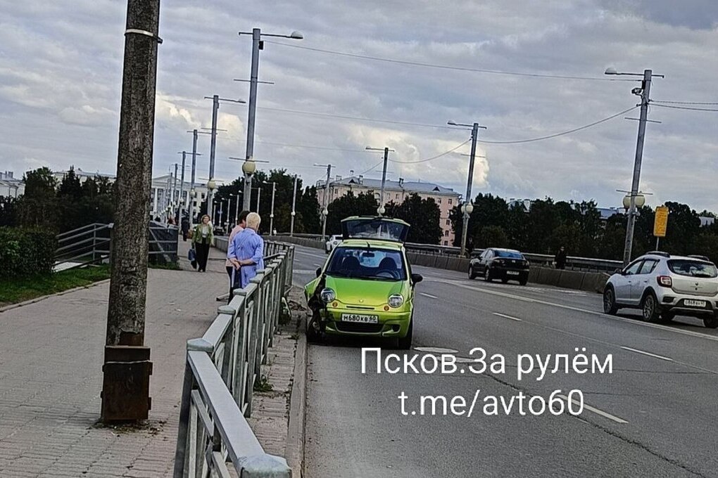 &quot;Incidente sulla Pskovichka: conducente perde il controllo, nessun ferito grave&quot;