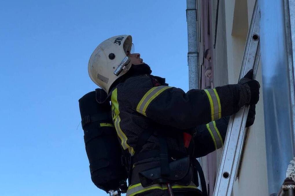 Incendio a Kaliningrad: tre persone salvate grazie all&#039;intervento tempestivo dei soccorritori