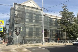 "Restauro e conservazione: il progetto di rinnovo dei facciate della storica Scuola №8 a Krasnodar"