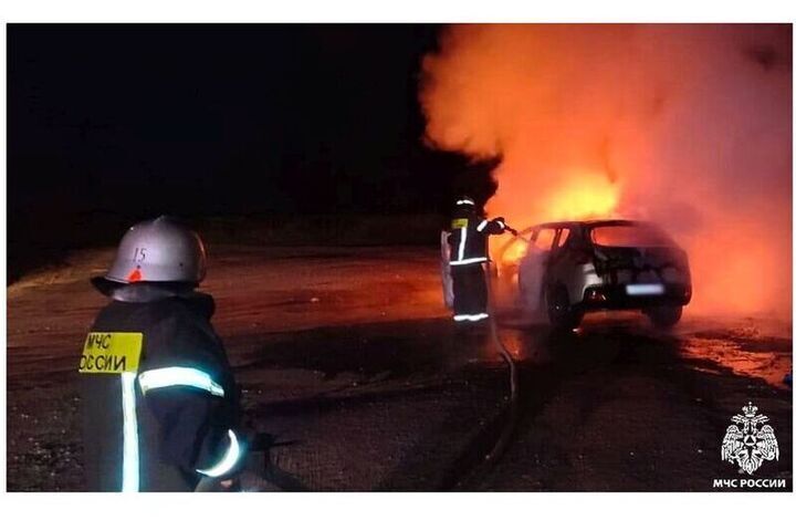 &quot;Incendio auto sulla circonvallazione di Smolensk: danni ingenti ma nessun ferito, indagini in corso&quot;