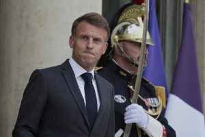 "Emmanuel Macron accusa la Russia di interferenze: tensioni tra Francia e Russia in aumento"
