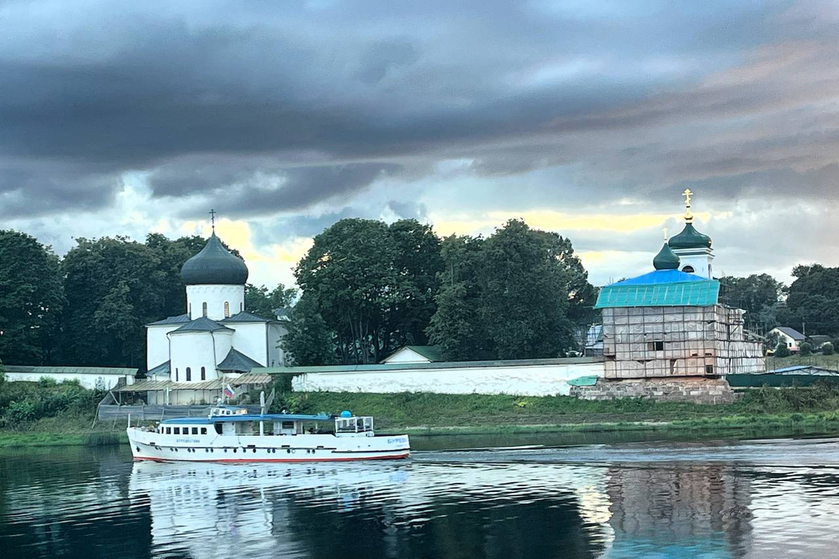 "Restauro della Chiesa di Stefano: preservare l'architettura sacra russa del XII secolo nel Monastero di Mirozh a Pskov"