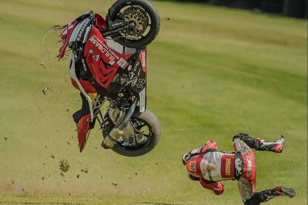 &quot;Motociclista perde il controllo in centro a Pietrogrado: incidente evitato grazie alla prontezza di riflessi&quot;