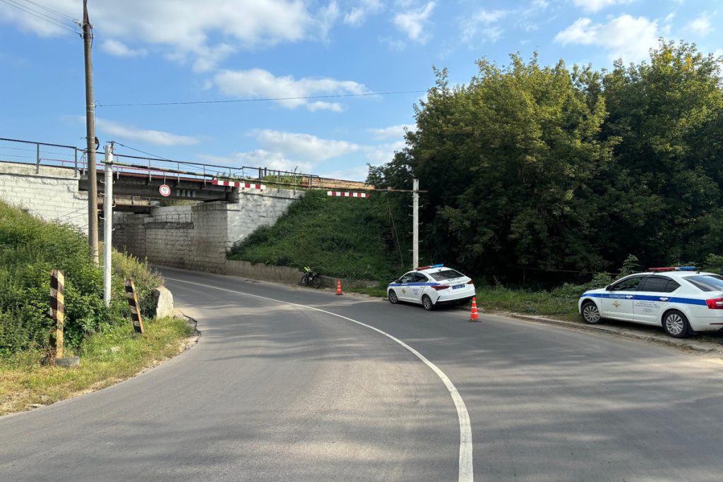 &quot;Grave incidente stradale a Orel: giovane motociclista investita da un&#039;auto al semaforo rosso&quot;