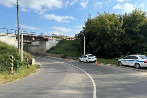 "Grave incidente stradale a Orel: giovane motociclista investita da un'auto al semaforo rosso"