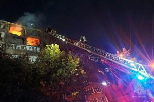 "Attacco di drone a Makeevka: incendio domato dai soccorritori russi"