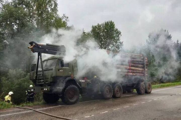 В Тверской области лесовоз загорелся во время движения