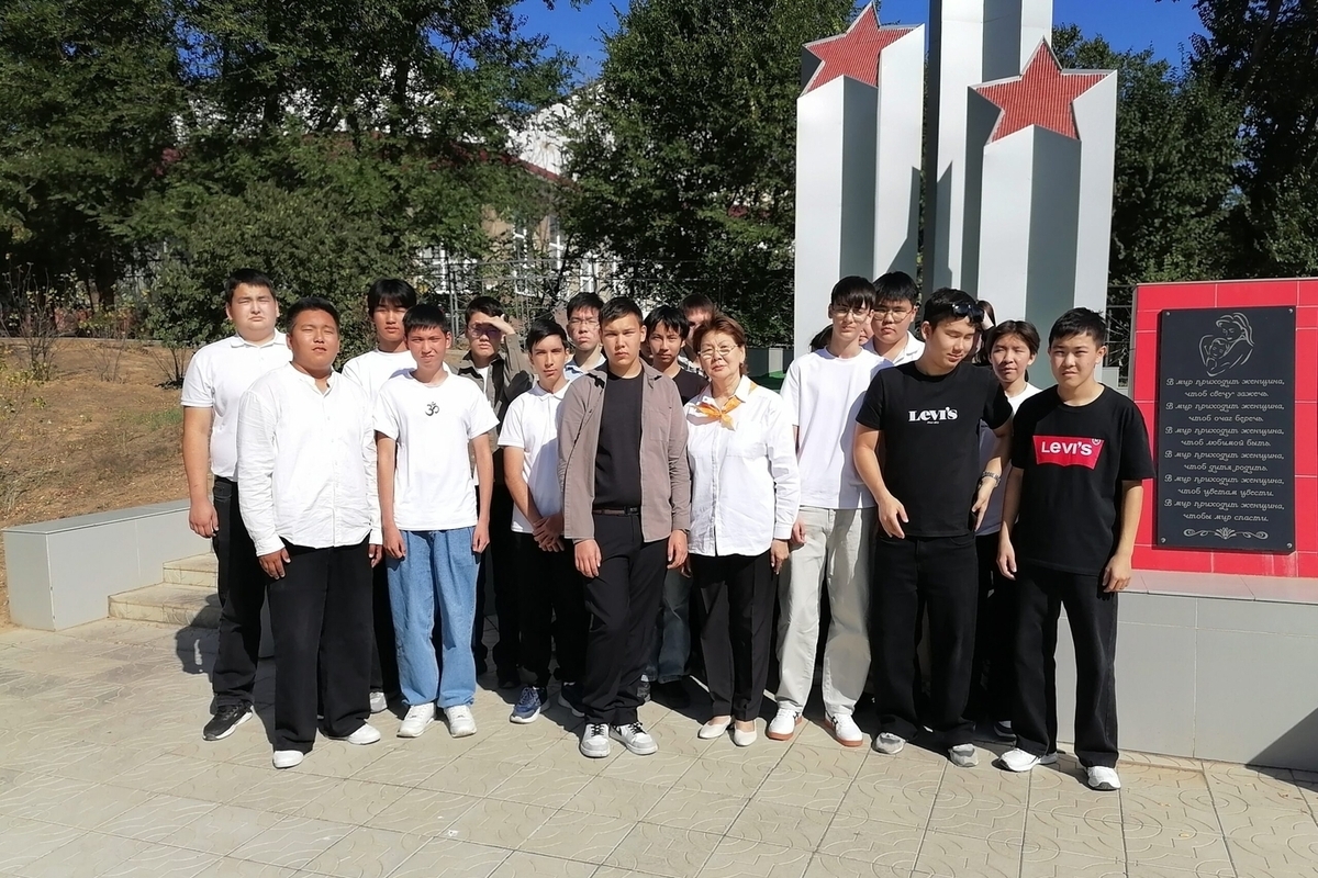 В Калмыкии провели экскурсии к мемориалу для первокурсников