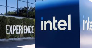 "Intel annuncia piano di riduzione di 25mila posti di lavoro: chiusura siti produttivi in Europa e focus sull'intelligenza artificiale"