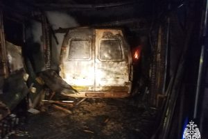 Grande incendio a Kostroma: vigili del fuoco al lavoro per spegnere le fiamme e proteggere la comunità