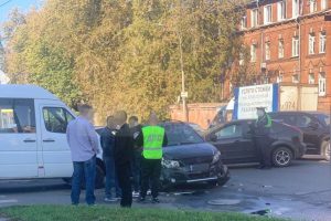 "Grave incidente a Ivanovo: auto ignora stop e causa collisione a catena, diversi feriti"