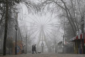 "Guidare in sicurezza nella nebbia densa: consigli e precauzioni da seguire"