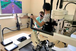 "Robot-trainer per la riabilitazione dei bambini a Tula: un approccio innovativo che porta risultati sorprendenti"