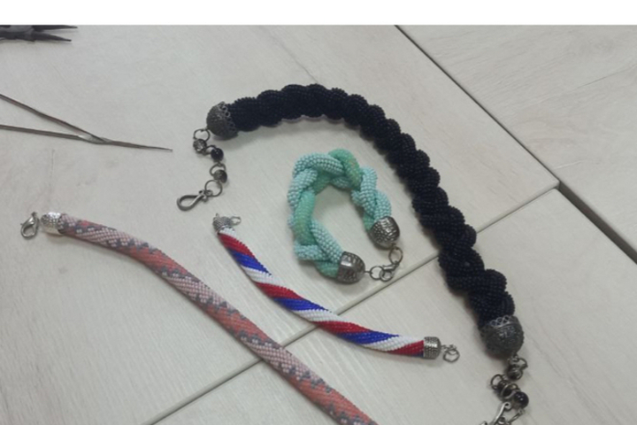 &quot;Scopri l&#039;arte della tessitura di perline al club femminile &#039;Laboratorio della bellezza&#039; di Orel: un&#039;opportunità di crescita e socializzazione per le donne della comunità locale&quot;