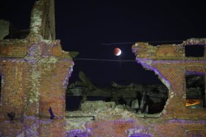 "Spettacolare eclissi lunare totale avvistata a Volgograd: la Luna si tinge di rosso"