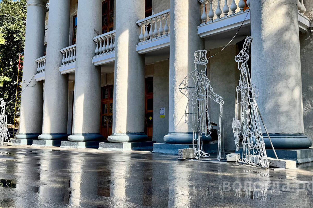 "Zvёzdnoe nebo": l'innovativa installazione artistica che trasforma il parco di Ottobre in un cielo stellato