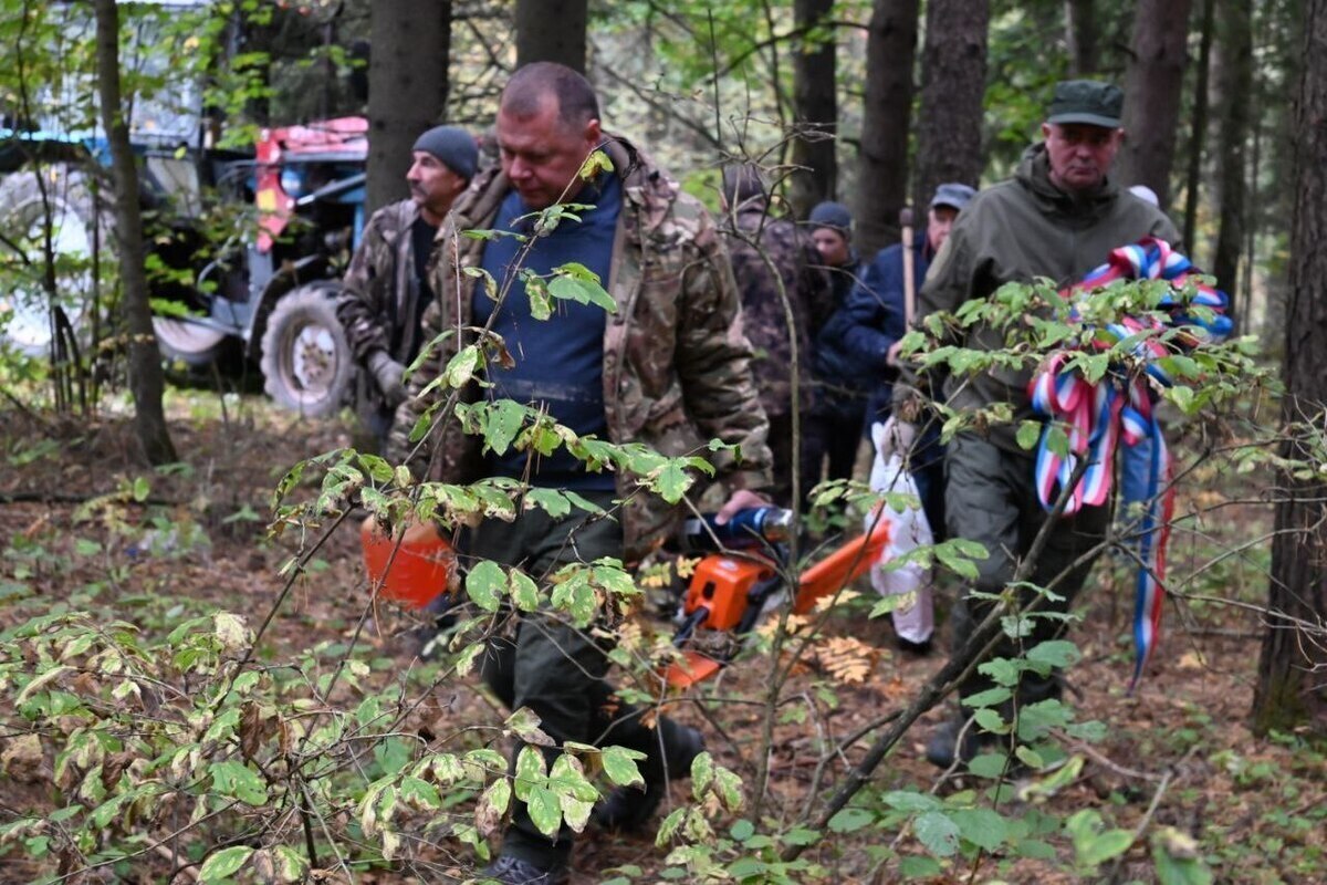 В Тарусском районе добровольцы заготавливают лес для бойцов СВО