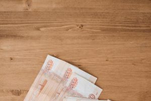 Rivelati abusi nei tassi per i servizi di alloggio in Russia: miliardi di rubli in gioco