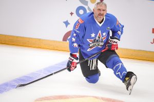 "Alexander Ovechkin, stella dell'NHL, riceve un iPhone personalizzato in onore del suo record storico"