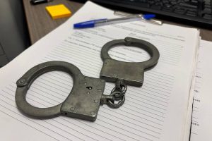 "Женщина задержана dopo aver tentato di rubare al supermercato: l'importanza della collaborazione tra cittadini e forze dell'ordine"