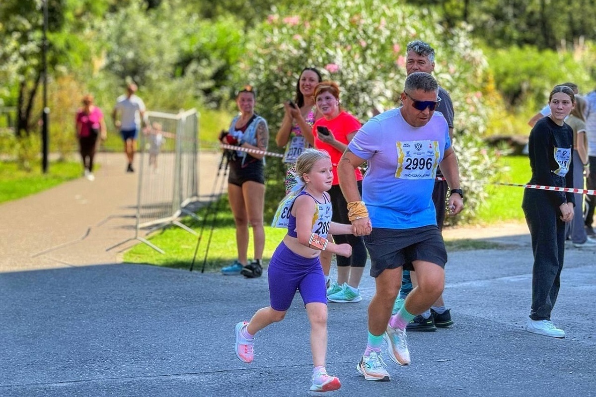 300 persone corrono uniti a Sochi per il Cros della Nazione nella Giornata Nazionale di Corsa in Russia