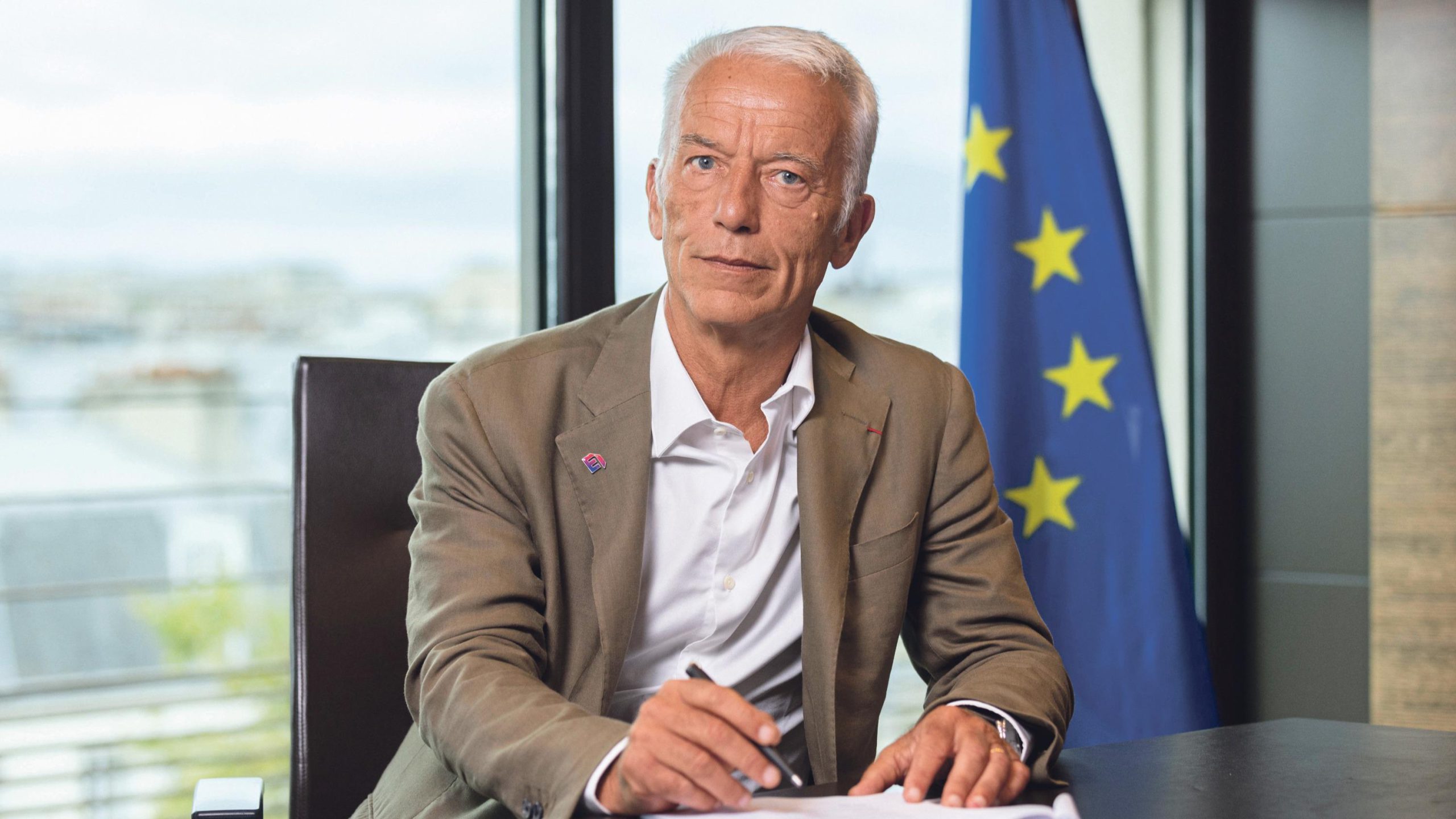 "Le proposte del partito socialista: taglio degli aiuti alle imprese e tassazione sui patrimoni elevati preoccupano il mondo degli affari"