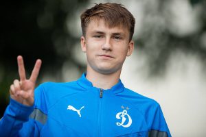 "Egor Smelov: Il giovane talento del calcio russo approda al FC "Pari NN""