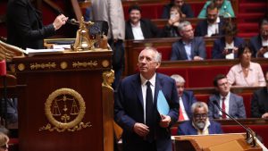 "La caduta di François Bayrou: scandali e incertezze nella politica francese"